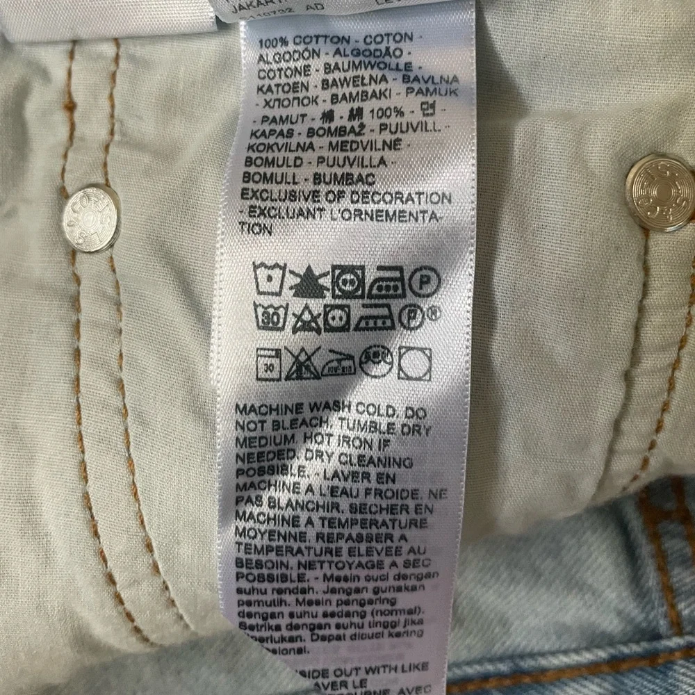 Levi’s premium mid rise icon mini Jeans skirts light wash blue